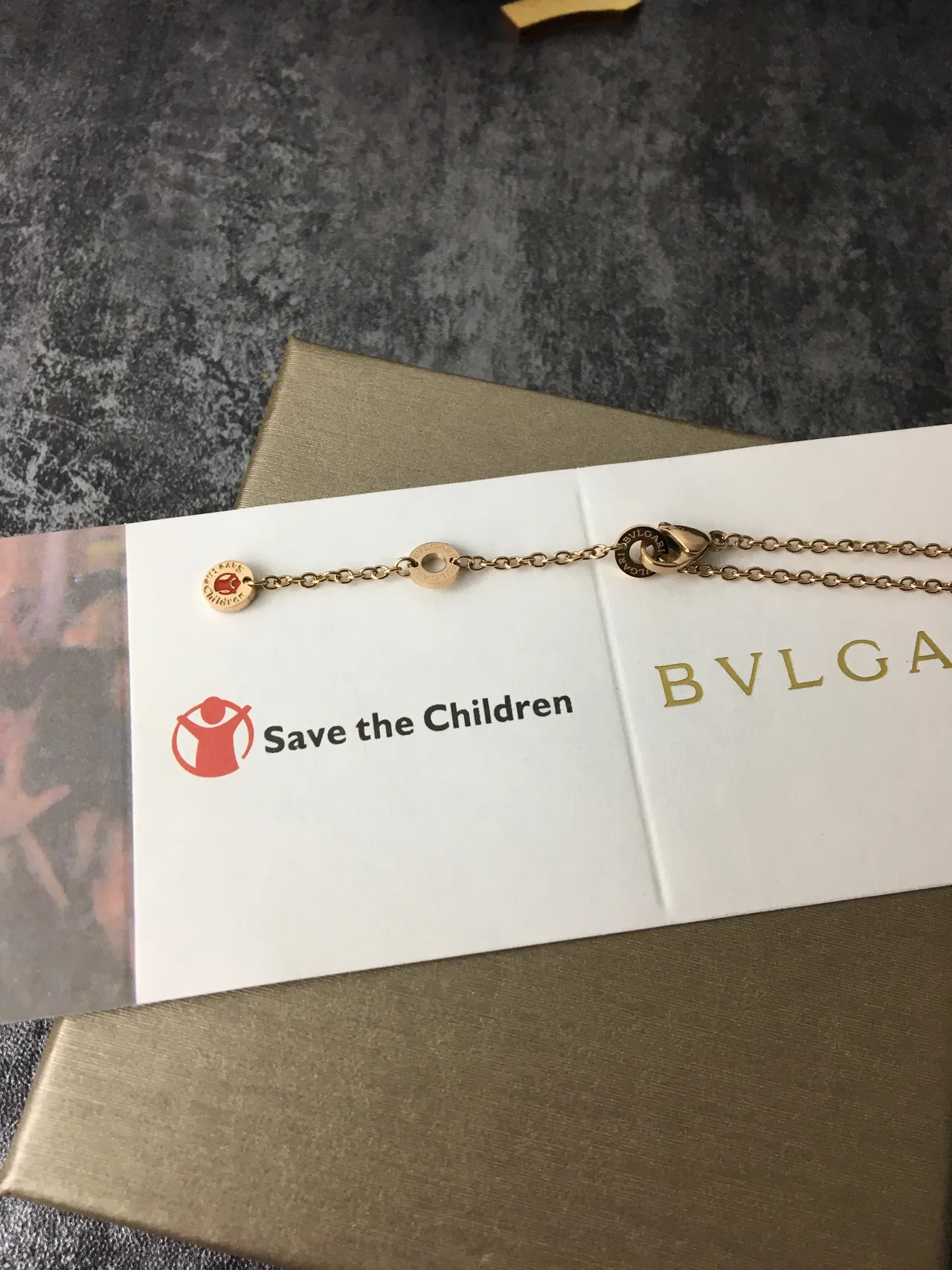 Bvlgari B.zero1 Collier avec pendentif en céramique noire et or 2