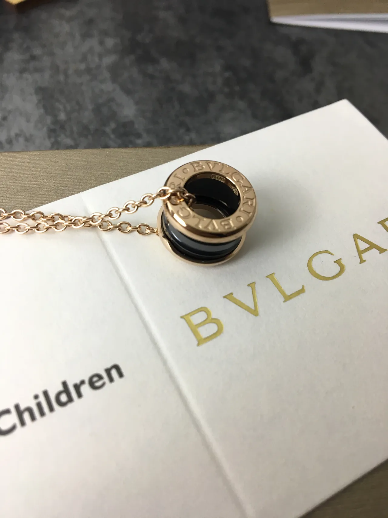 Bvlgari B.zero1 Collier avec pendentif en céramique noire et or 3