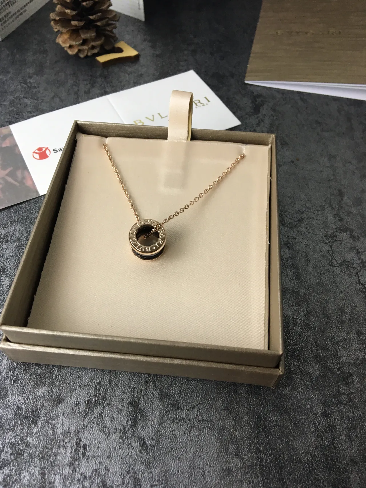 Bvlgari B.zero1 Collier avec pendentif en céramique noire et or 4