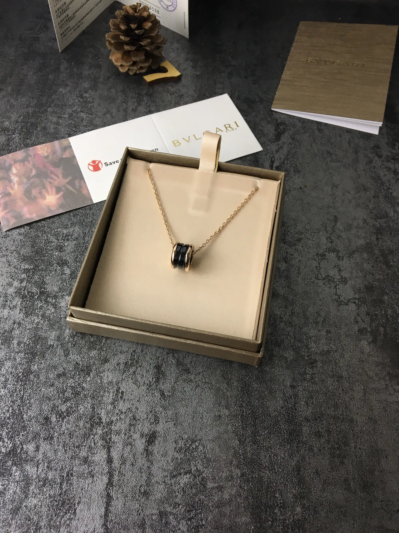 Bvlgari B.zero1 Collier avec pendentif en céramique noire et or 5