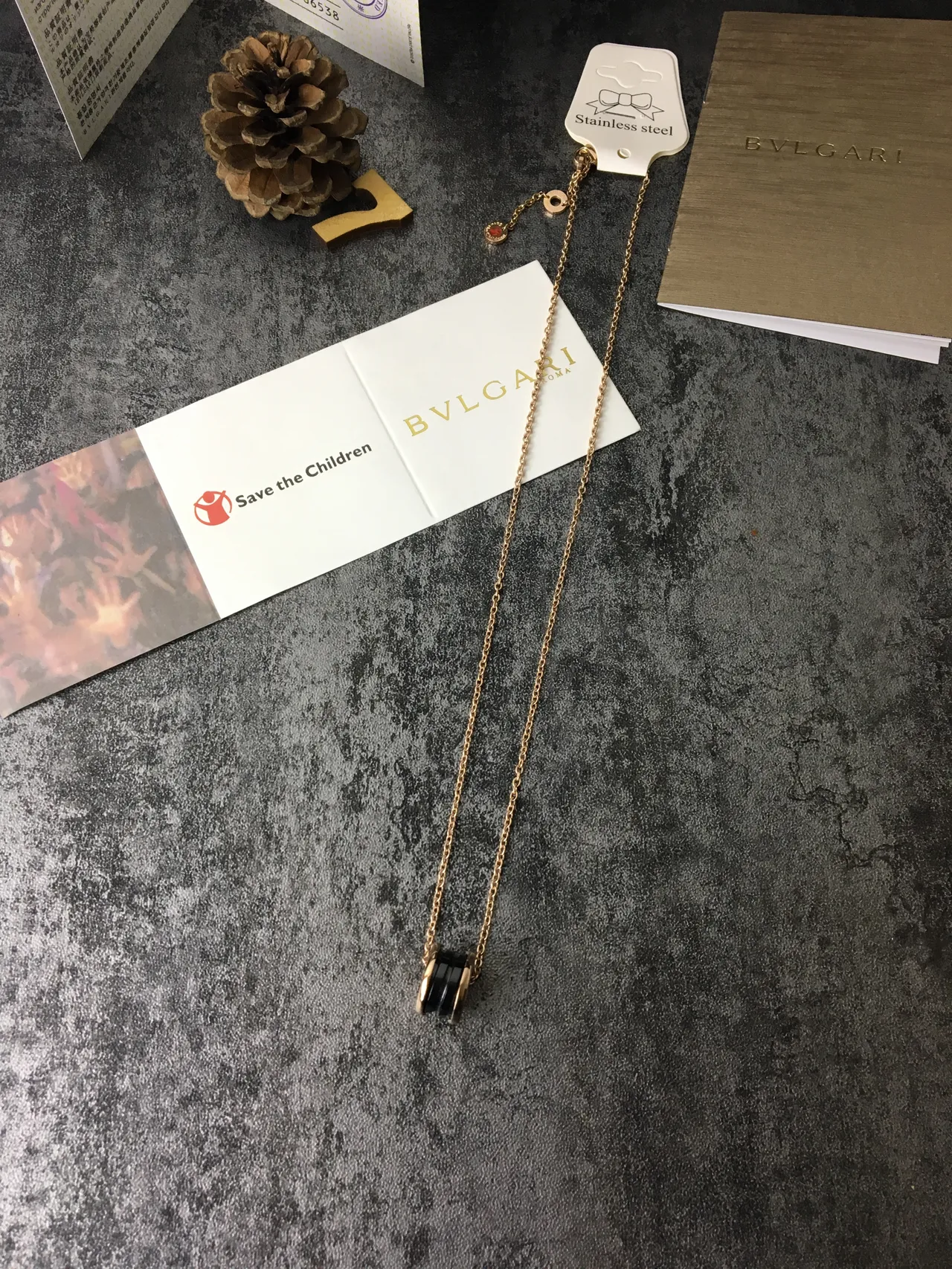 Bvlgari B.zero1 Collier avec pendentif en céramique noire et or 7