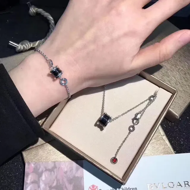 Bvlgari B.zero1 Collier pendentif en céramique noire et ton argent 3