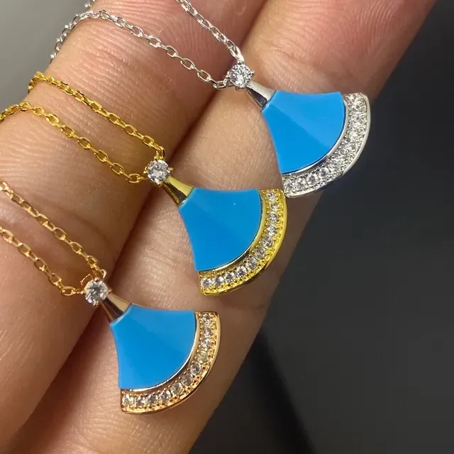 Bvlgari Divas’ Dream Pendentifs en forme d'éventail en émail et diamants 3