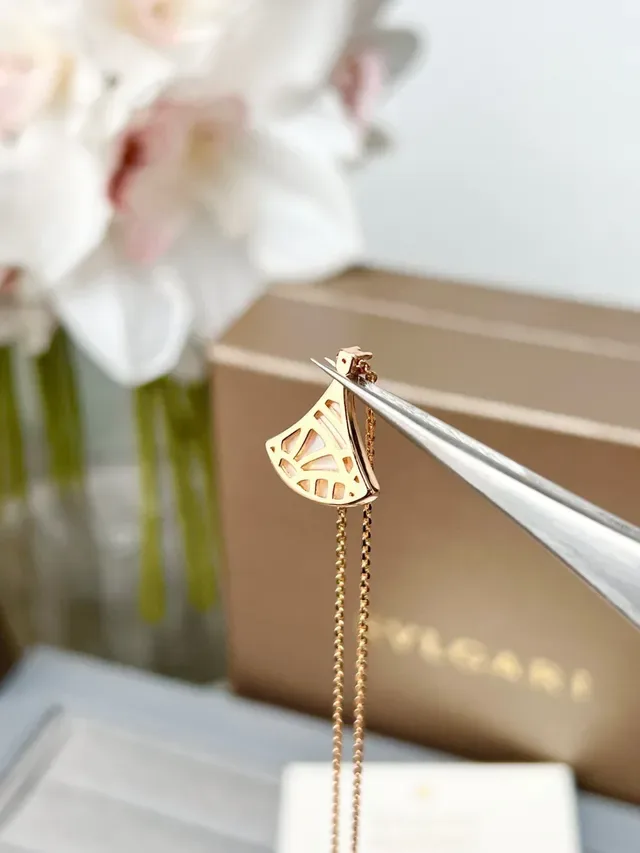 Bvlgari Divas’ Dream পাখা আকৃতির ইনামেল ও মোতির লটকন হার 2