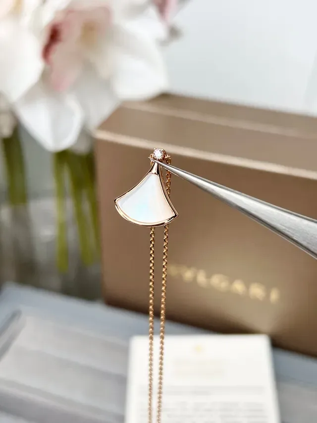 Bvlgari Divas’ Dream পাখা আকৃতির ইনামেল ও মোতির লটকন হার 3