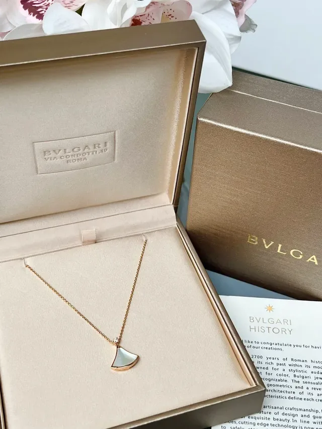 Bvlgari Divas’ Dream পাখা আকৃতির ইনামেল ও মোতির লটকন হার 4
