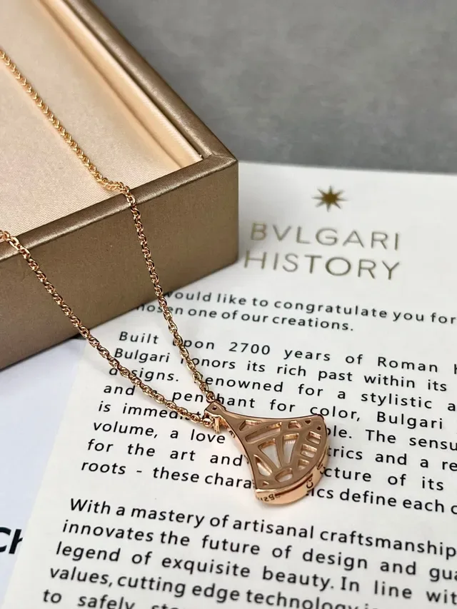 Bvlgari Divas’ Dream পাখা আকৃতির ইনামেল ও মোতির লটকন হার 6