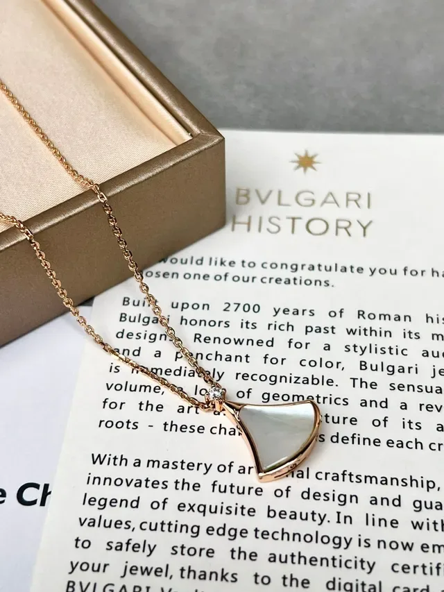 Bvlgari Divas’ Dream পাখা আকৃতির ইনামেল ও মোতির লটকন হার 7