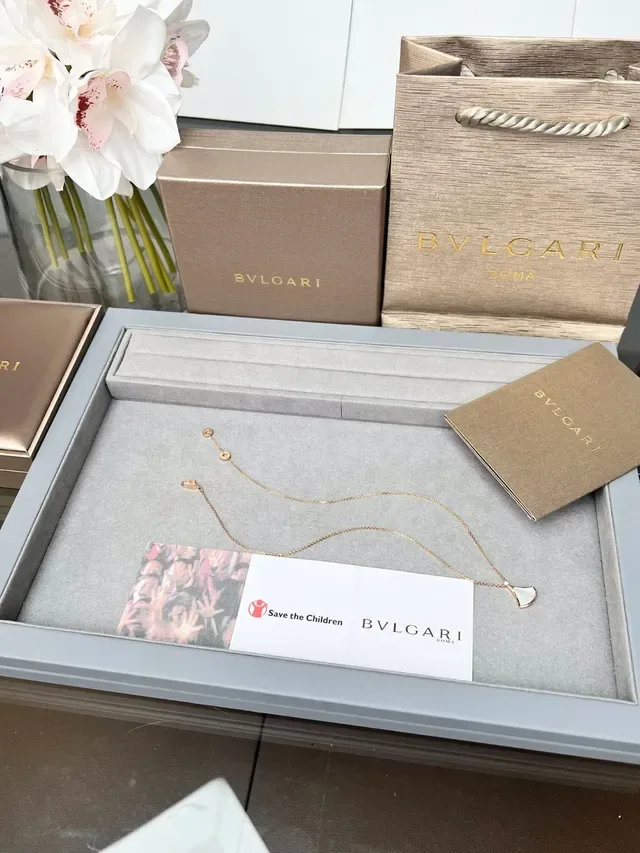 Bvlgari Divas’ Dream পাখা আকৃতির ইনামেল ও মোতির লটকন হার 8
