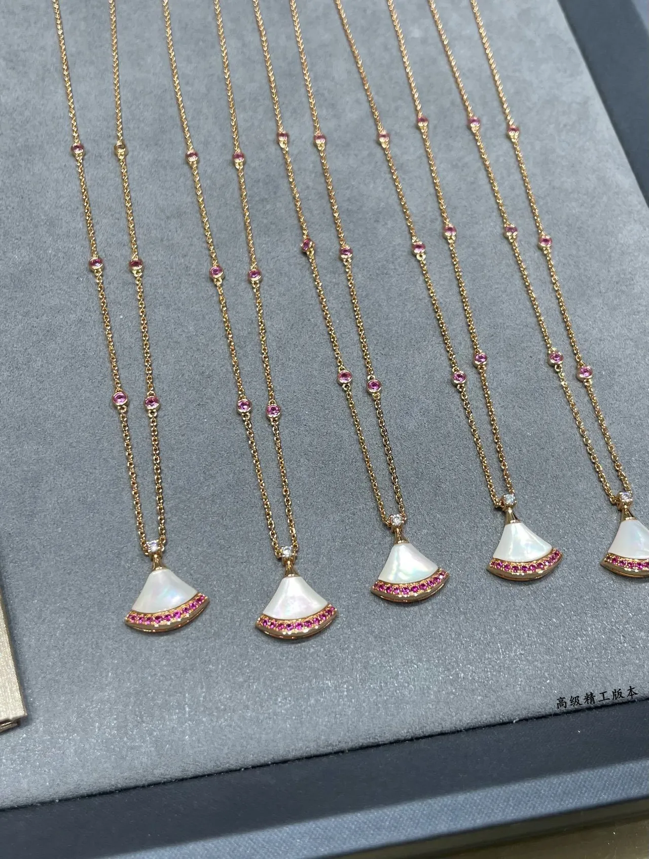 Bvlgari Divas’ Dream قلادة ذهبية وردية شكل المروحة مركز لؤلؤ أم 2