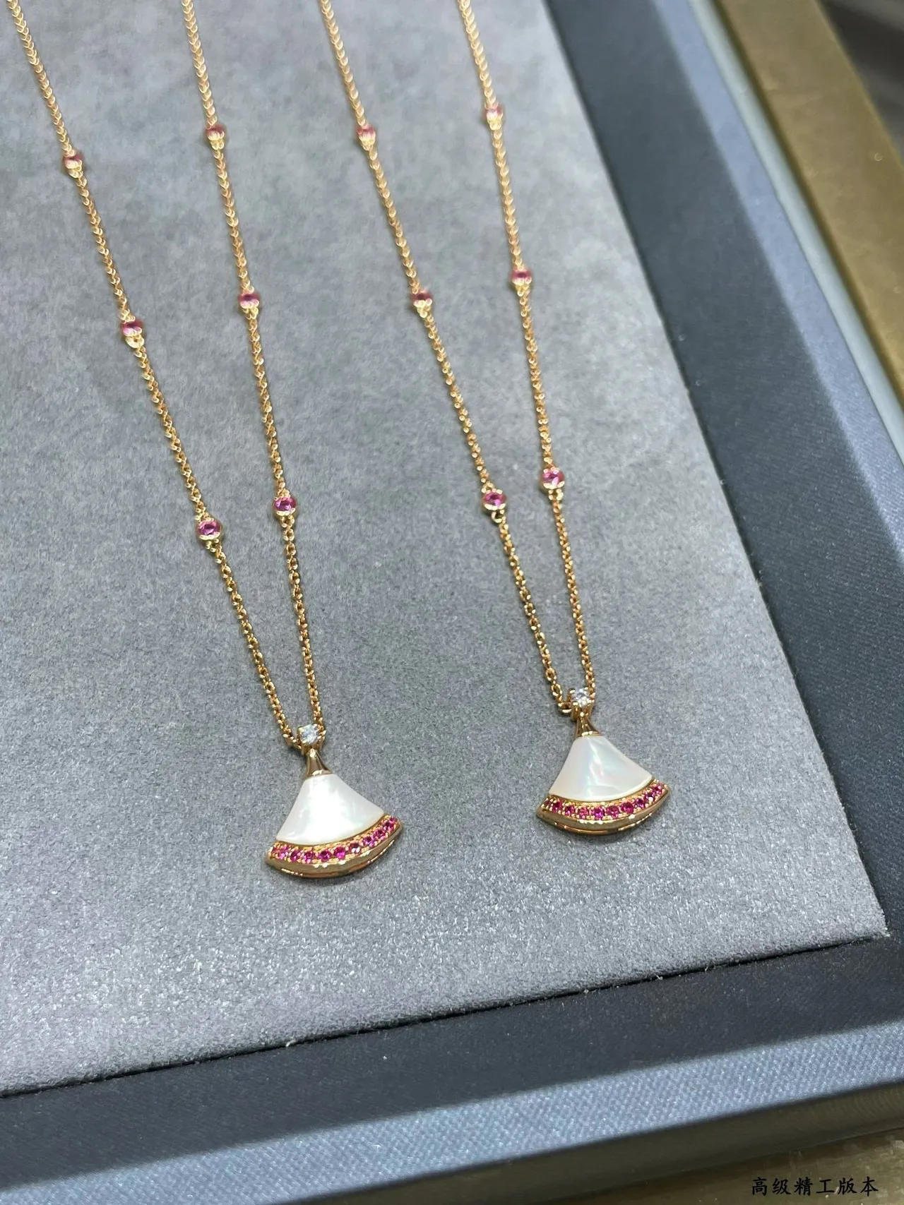 Bvlgari Divas’ Dream قلادة ذهبية وردية شكل المروحة مركز لؤلؤ أم 3