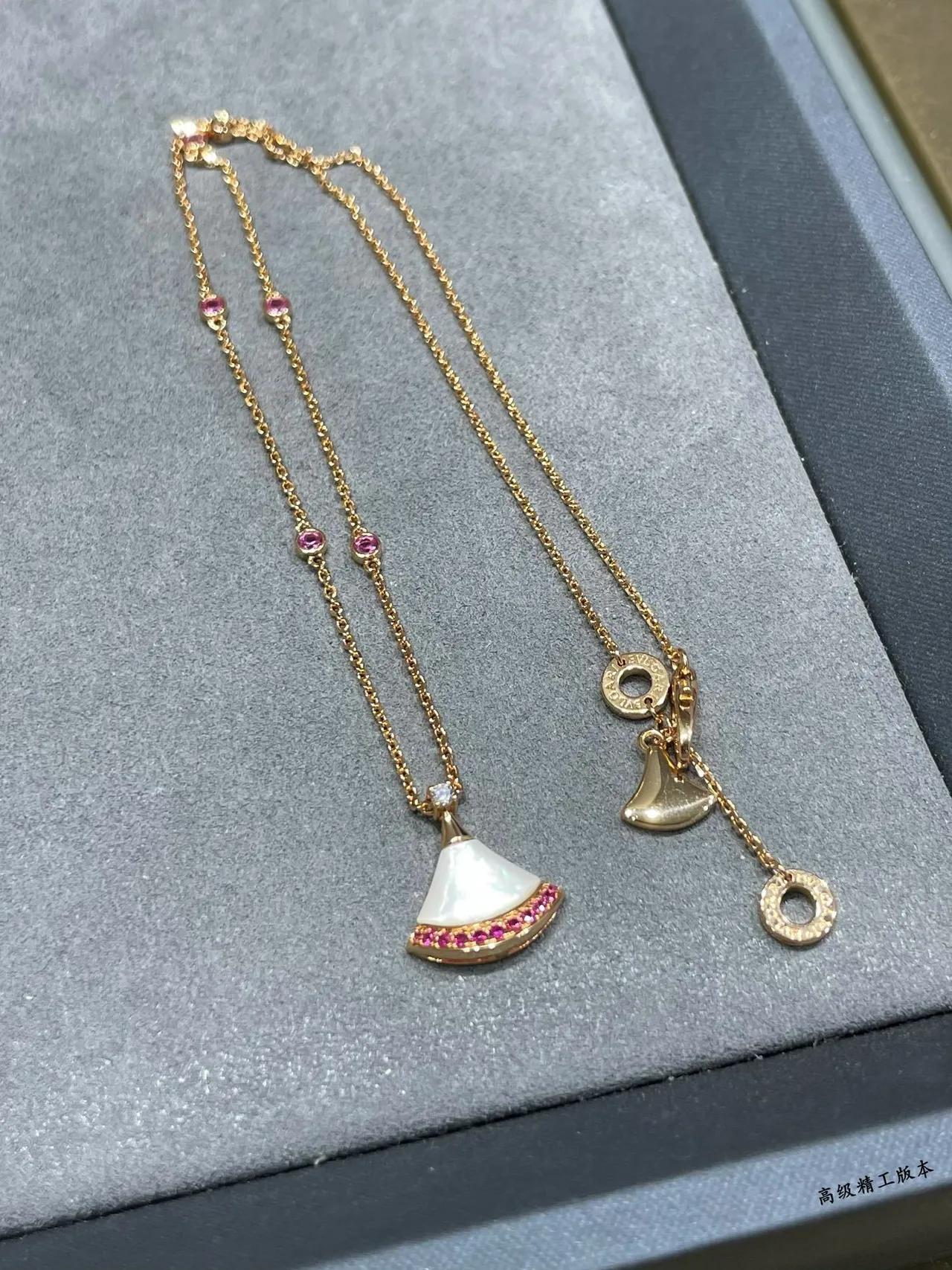 Bvlgari Divas’ Dream قلادة ذهبية وردية شكل المروحة مركز لؤلؤ أم 5