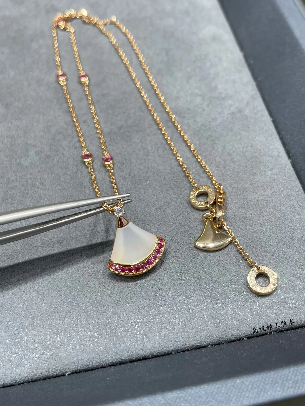 Bvlgari Divas’ Dream قلادة ذهبية وردية شكل المروحة مركز لؤلؤ أم 6