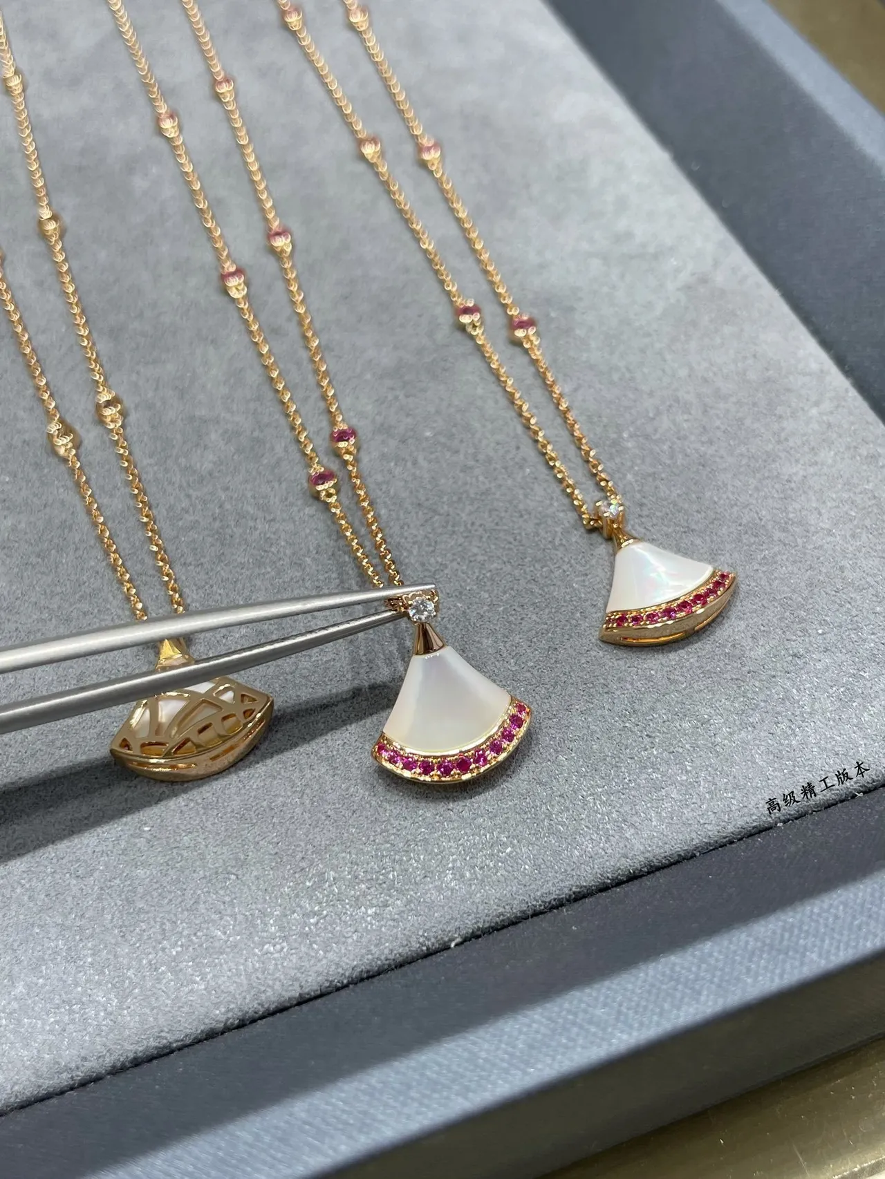 Bvlgari Divas’ Dream قلادة ذهبية وردية شكل المروحة مركز لؤلؤ أم 7