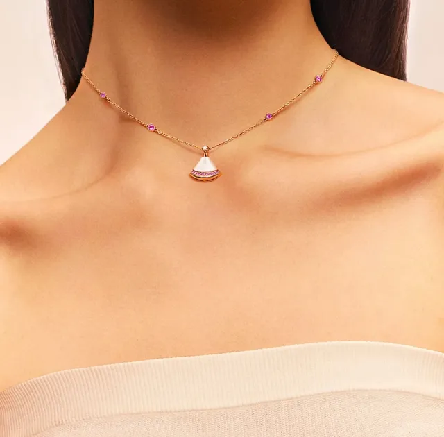 Bvlgari Divas’ Dream قلادة ذهبية وردية شكل المروحة مركز لؤلؤ أم 9