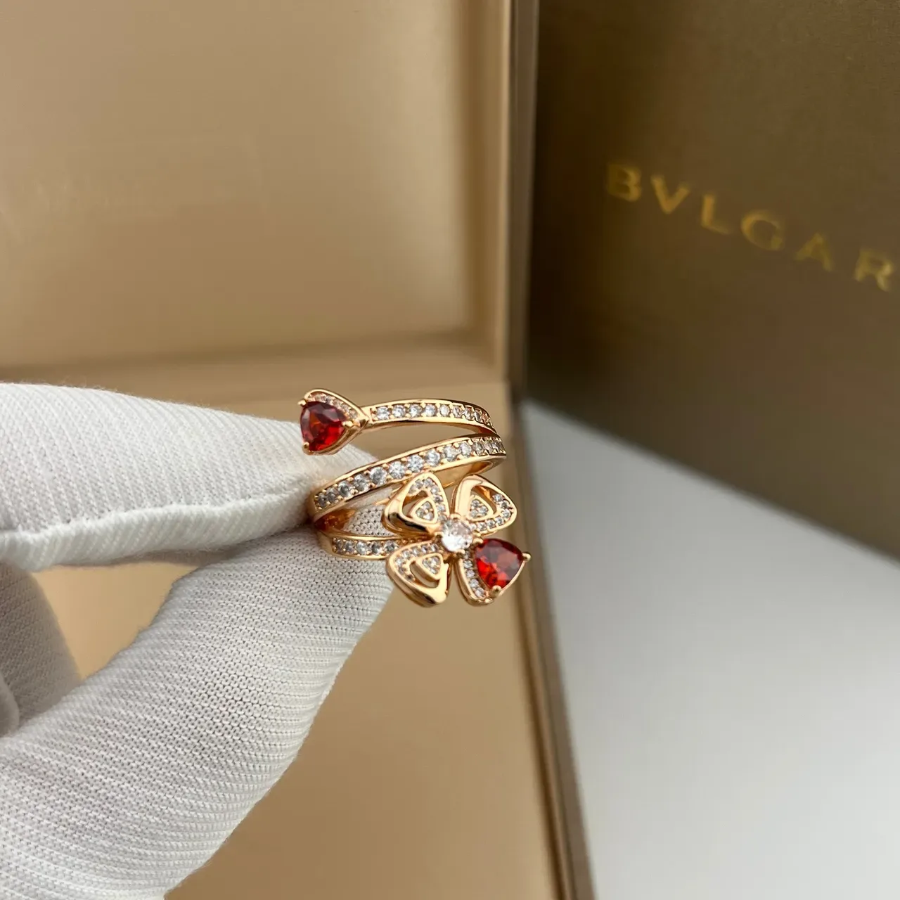 Bvlgari Bague Or Rouge Ouverte Double Bande Motif Floral 4