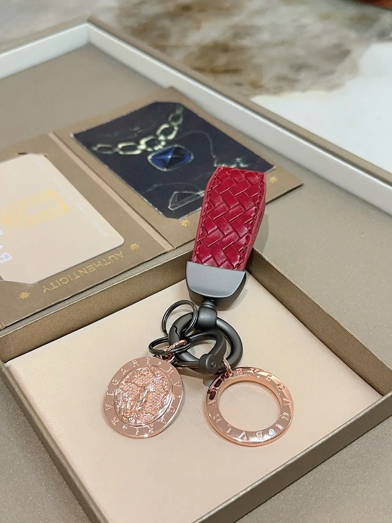 Bvlgari Bracelet Or Rose Cuir Tressé Charms Monnaies 2
