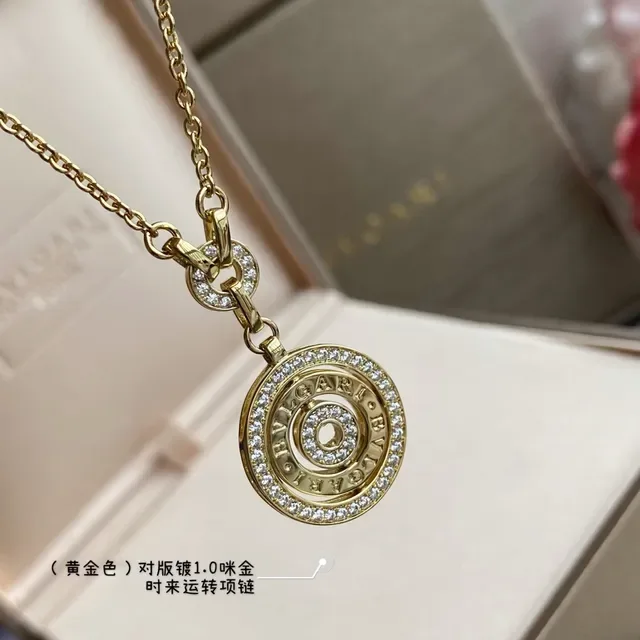 Bvlgari Collier Pendentif Circulaire Rotatif en Or avec Diamants Pavé Blancs 4