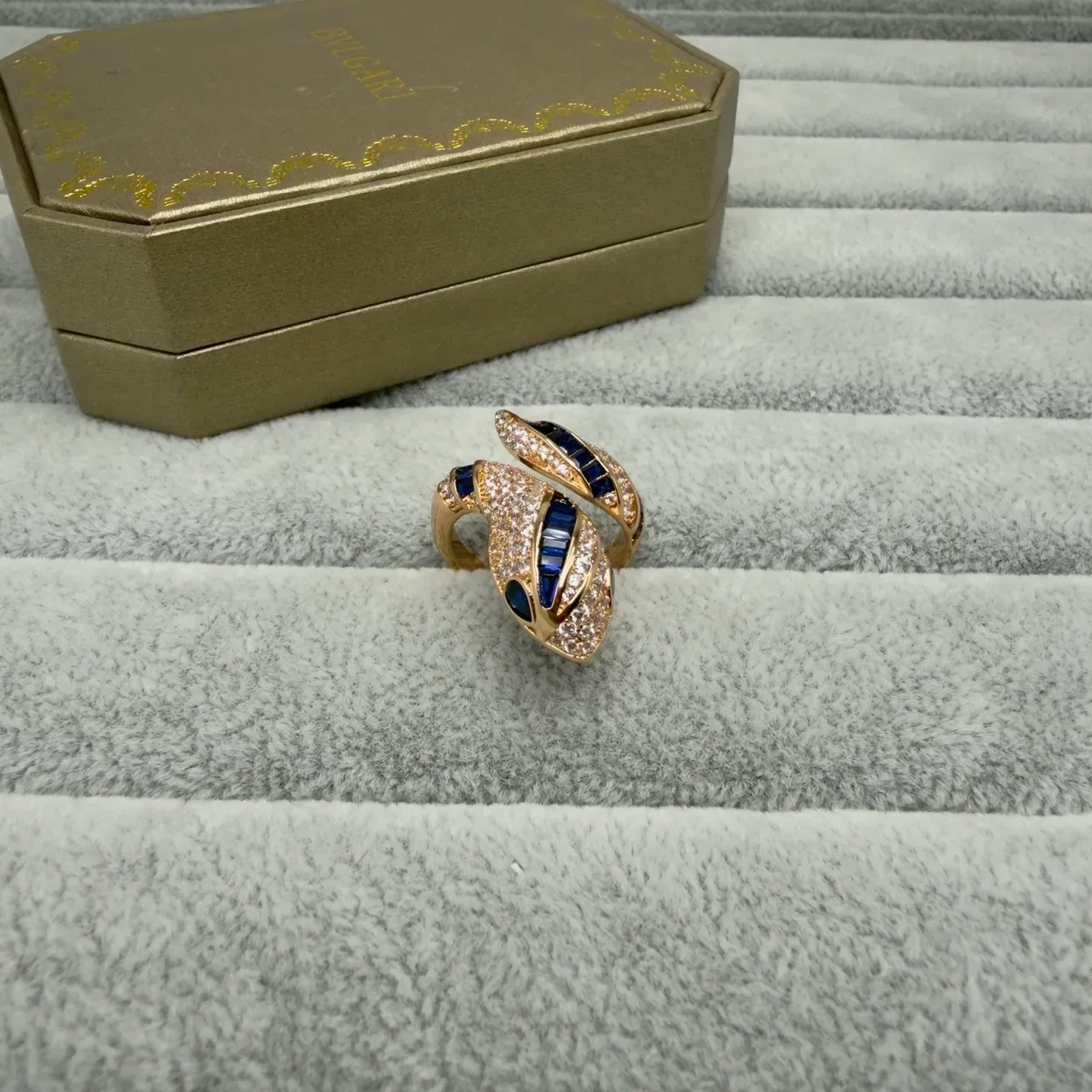 Bvlgari Serpenti Anel Ouro Azul Espiral Serpentina Safira Corte Bagette 2
