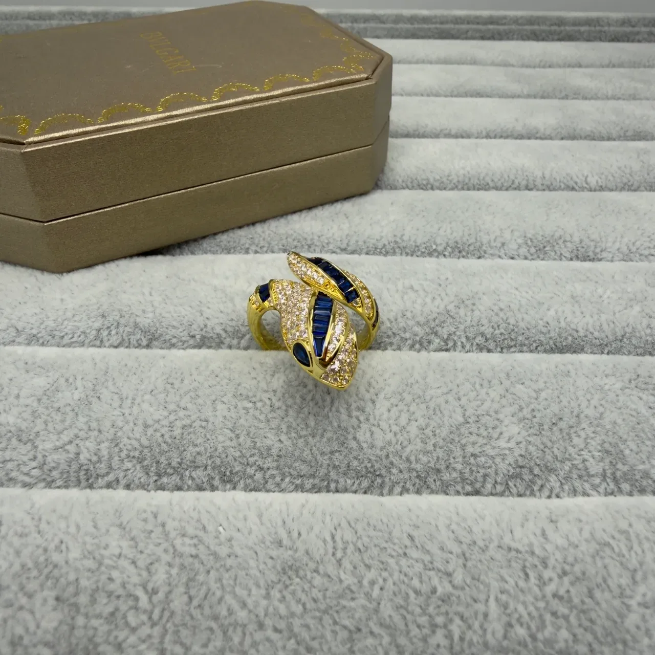 Bvlgari Serpenti Anel Ouro Azul Espiral Serpentina Safira Corte Bagette 3