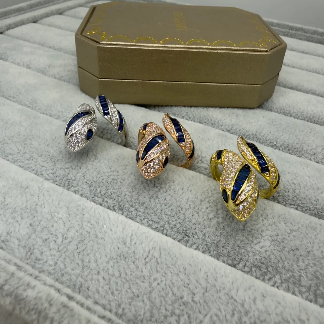 Bvlgari Serpenti Anel Ouro Azul Espiral Serpentina Safira Corte Bagette 6