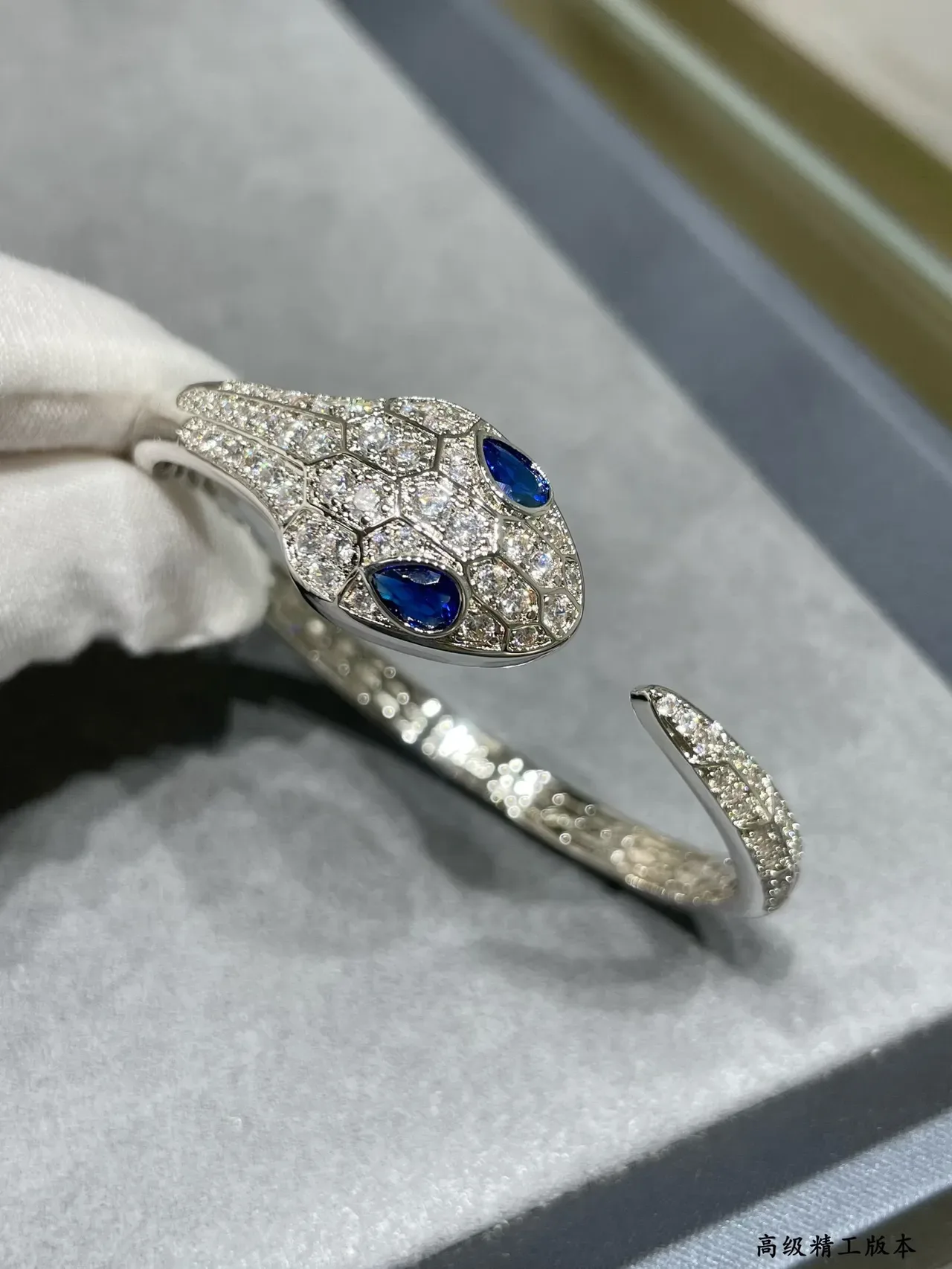 سوارة Bvlgari Serpenti برأس الثعبان المزين بالماس والياقوت 3