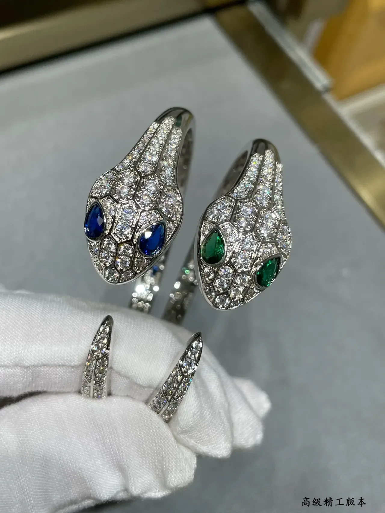 سوارة Bvlgari Serpenti برأس الثعبان المزين بالماس والياقوت 4
