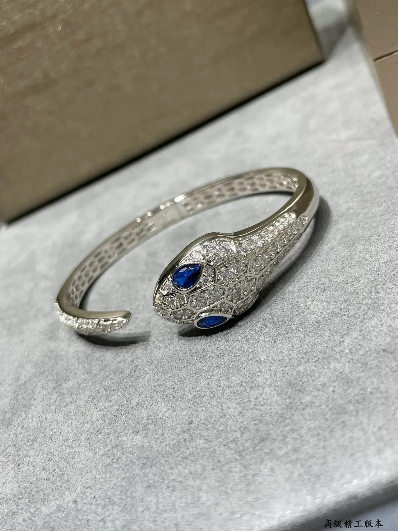 سوارة Bvlgari Serpenti برأس الثعبان المزين بالماس والياقوت 6