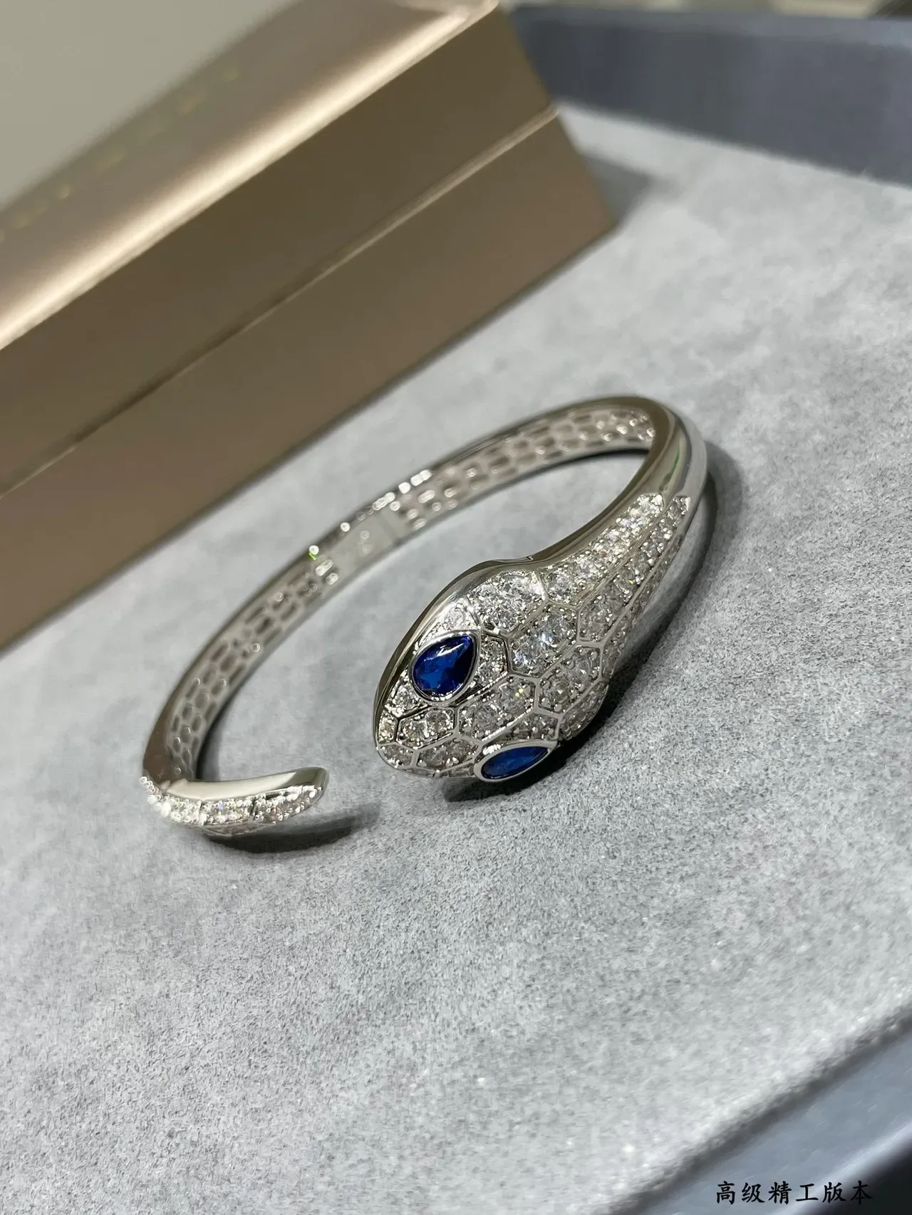 سوارة Bvlgari Serpenti برأس الثعبان المزين بالماس والياقوت 7