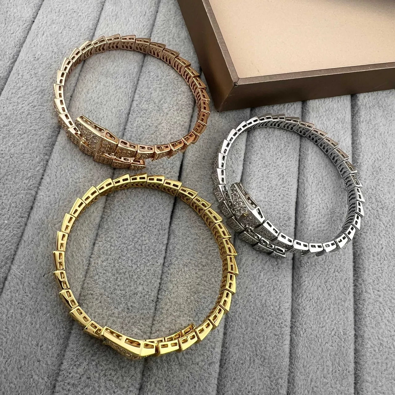Bvlgari Serpenti سوار ذهبي فضي ثعباني مفصل 4