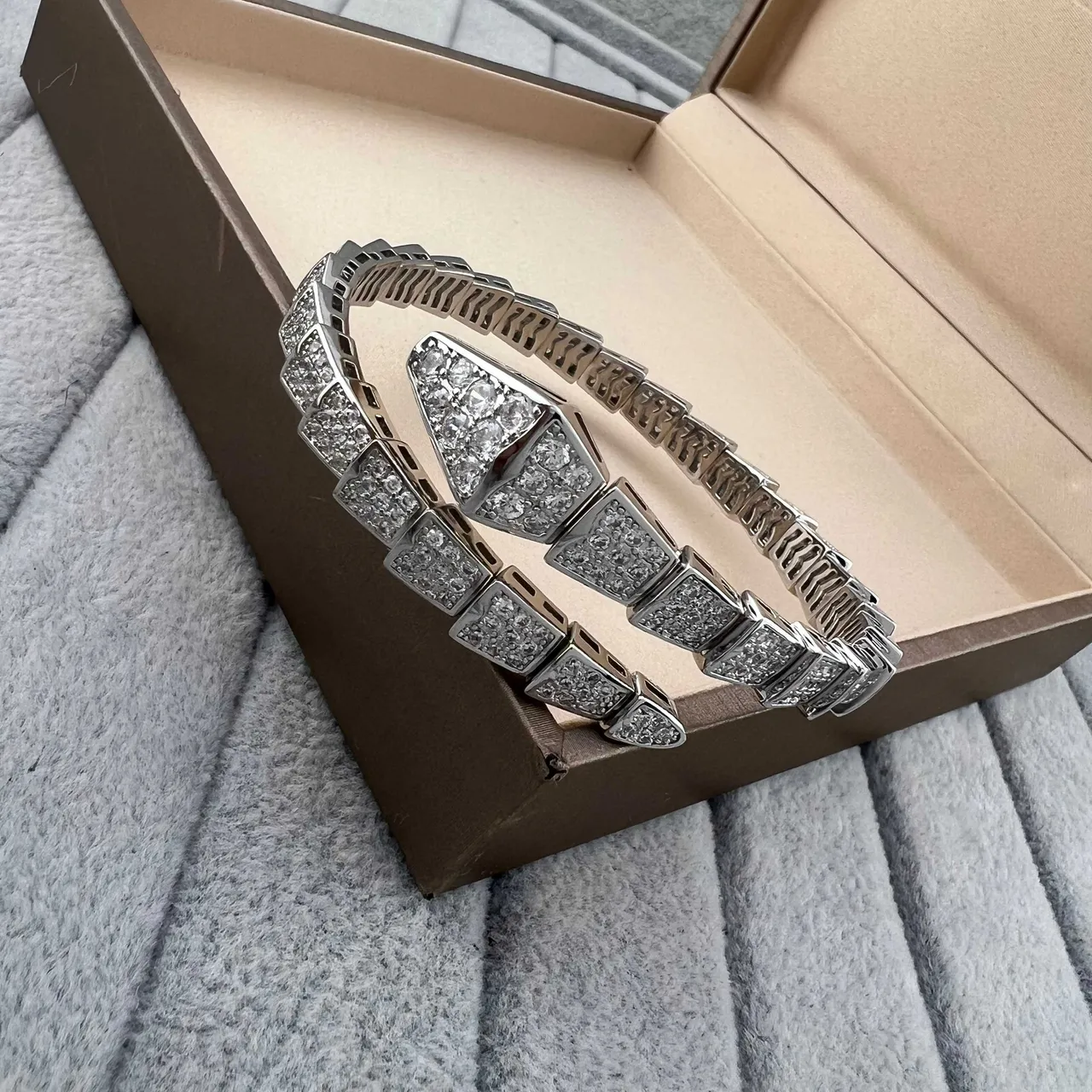 Bvlgari Serpenti سوار ذهبي فضي ثعباني مفصل 5