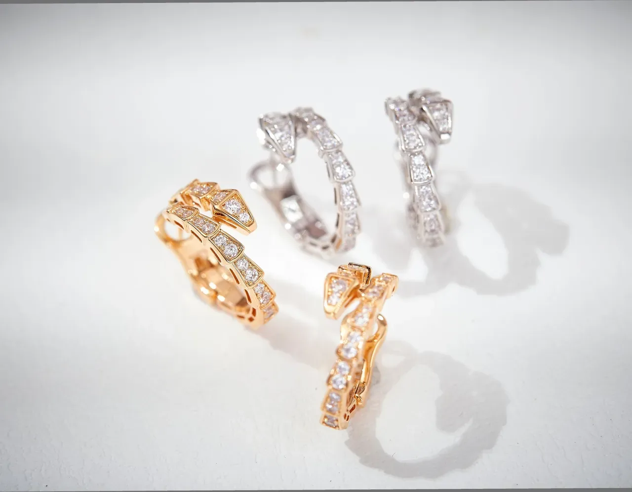 Bvlgari Serpenti Boucles d'oreilles Or Blanc Hoop Segmenté Serpentine Pavé-Set Stones 2