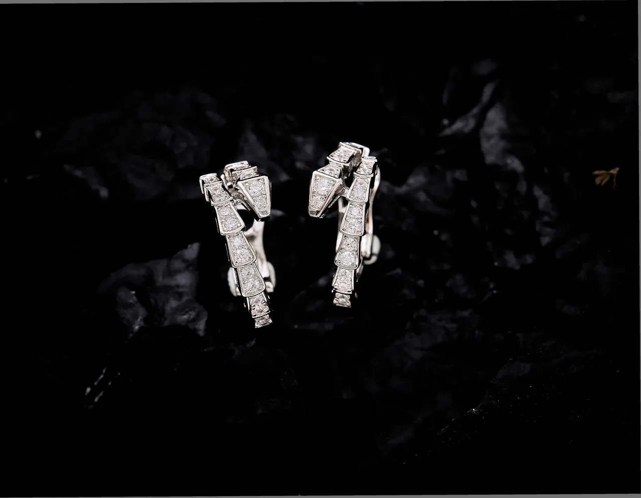 Bvlgari Serpenti Boucles d'oreilles Or Blanc Hoop Segmenté Serpentine Pavé-Set Stones 3
