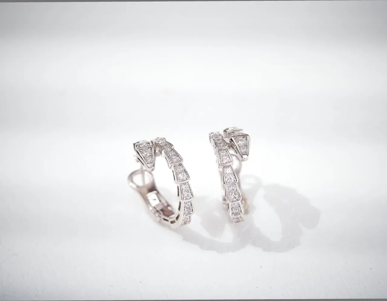 Bvlgari Serpenti Boucles d'oreilles Or Blanc Hoop Segmenté Serpentine Pavé-Set Stones 7