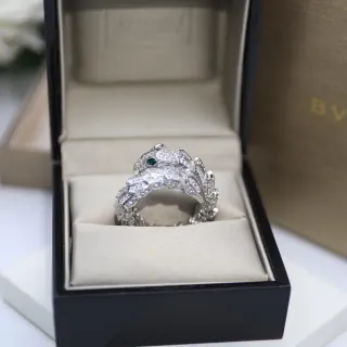 Bvlgari Serpenti Pavé हीरा और पन्ना आँख अंगूठी