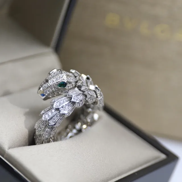 Bvlgari Serpenti Pavé Bague de diamant et œil d'émeraude 2