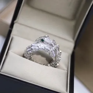 Bvlgari Serpenti Pavé Bague de diamant et œil d'émeraude 3