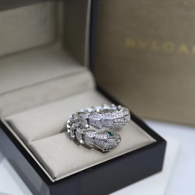 Bvlgari Serpenti Pavé Bague de diamant et œil d'émeraude 4
