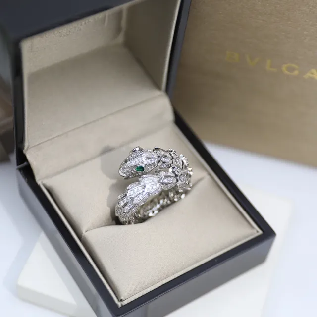 Bvlgari Serpenti Pavé Bague de diamant et œil d'émeraude 5