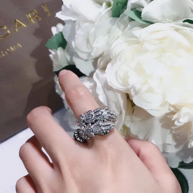 Bvlgari Serpenti Pavé Bague de diamant et œil d'émeraude 6