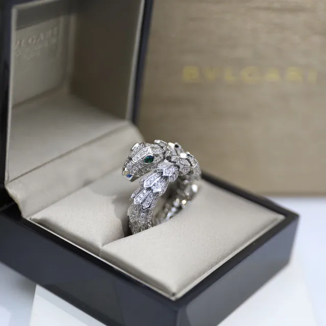 Bvlgari Serpenti Pavé Bague de diamant et œil d'émeraude 8