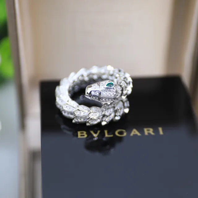 Bvlgari Serpenti Pavé Bague de diamant et œil d'émeraude 9