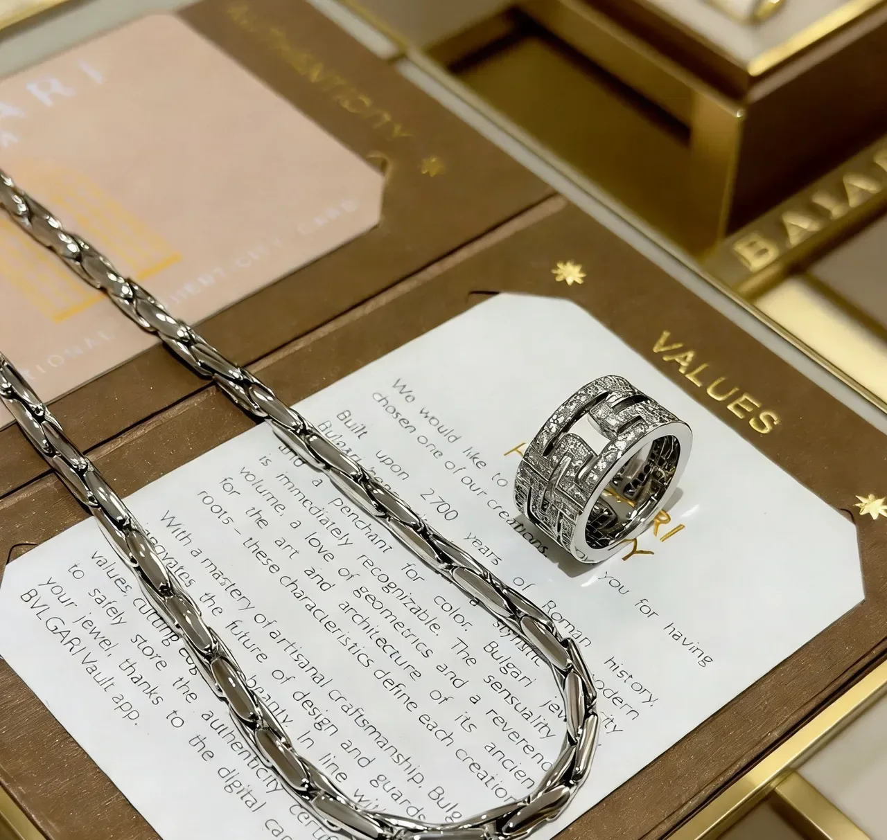Bvlgari Argent Blanc Chaîne de maillons entrelacés Pendentif d'anneau Pavé-Set Intégré Collier 2