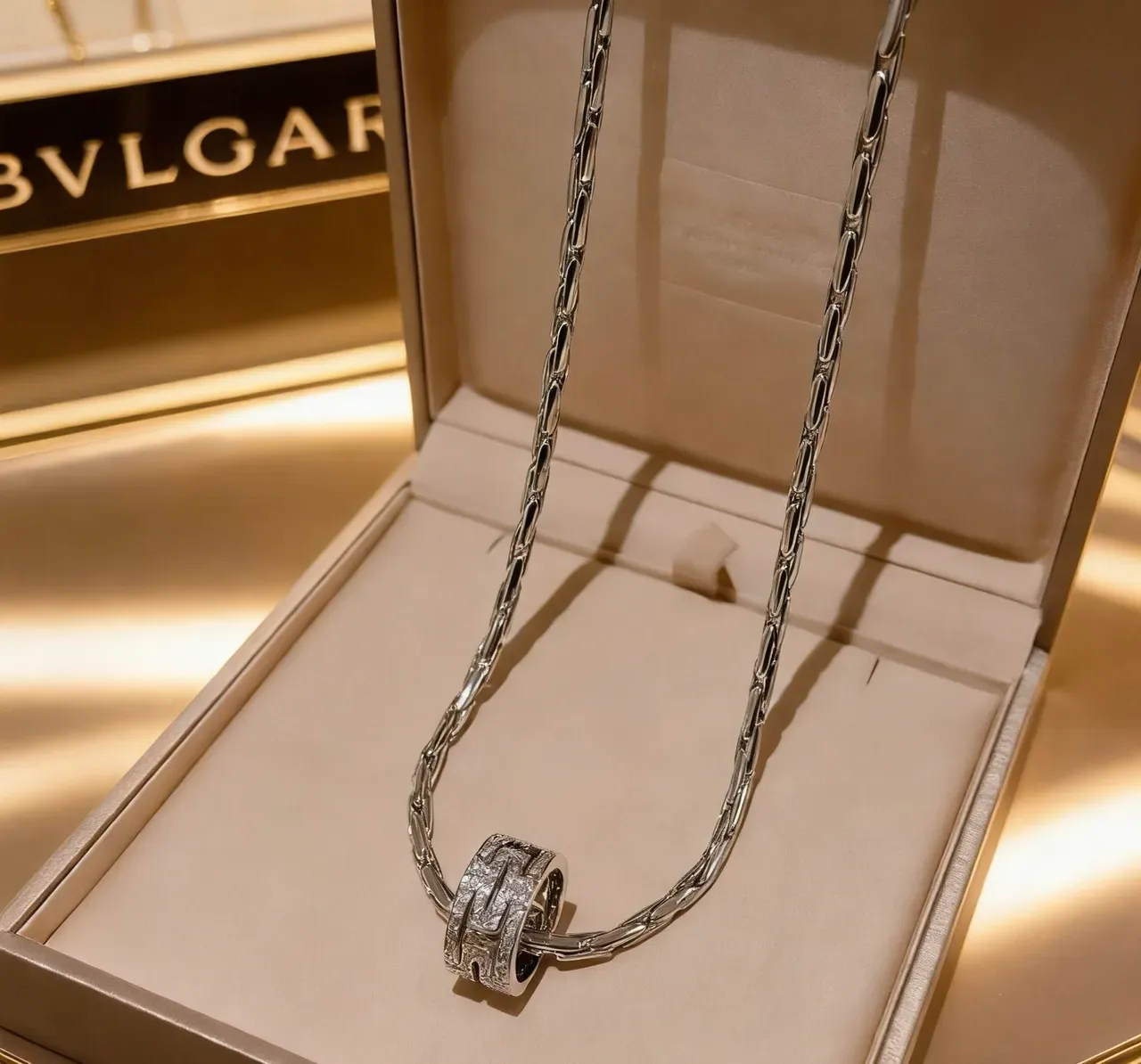 Bvlgari Argent Blanc Chaîne de maillons entrelacés Pendentif d'anneau Pavé-Set Intégré Collier 4