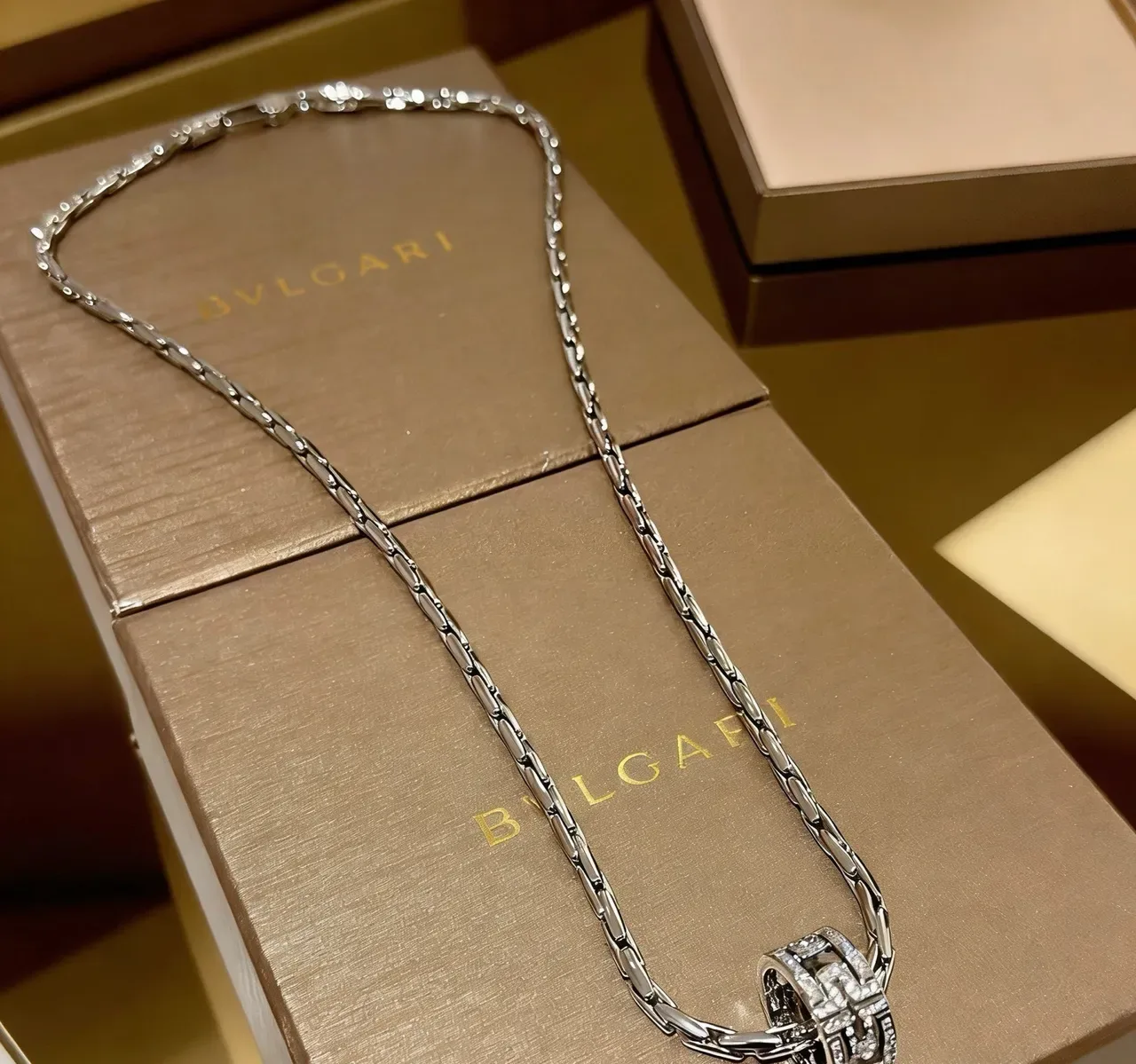 Bvlgari Argent Blanc Chaîne de maillons entrelacés Pendentif d'anneau Pavé-Set Intégré Collier 5