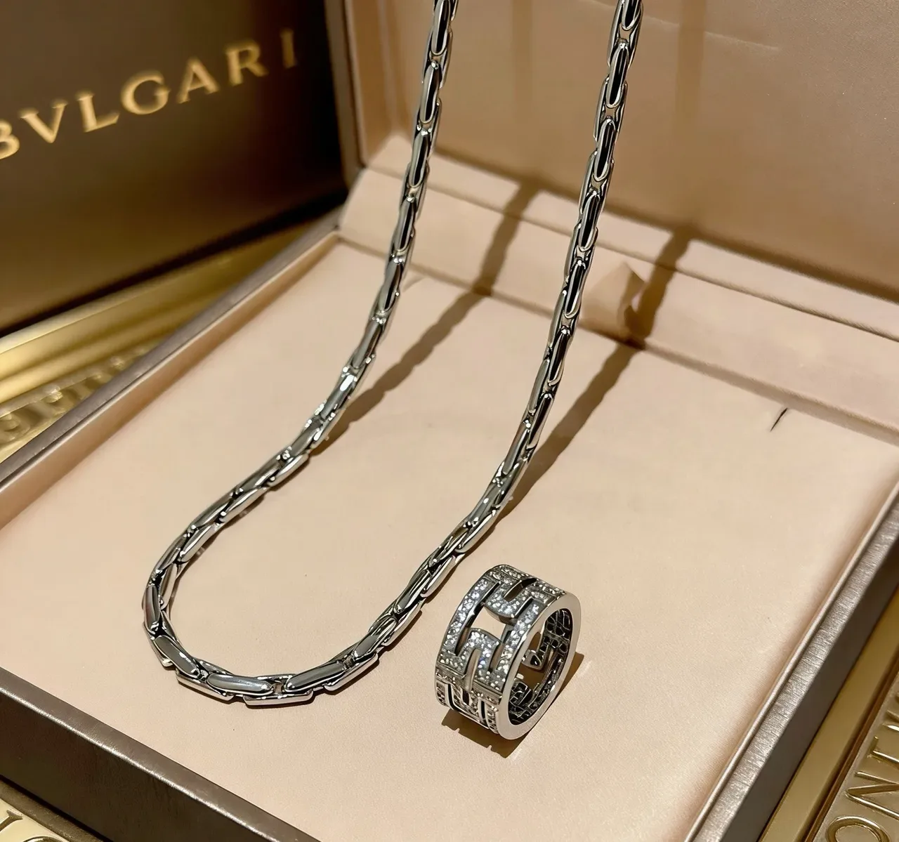 Bvlgari Argent Blanc Chaîne de maillons entrelacés Pendentif d'anneau Pavé-Set Intégré Collier 6