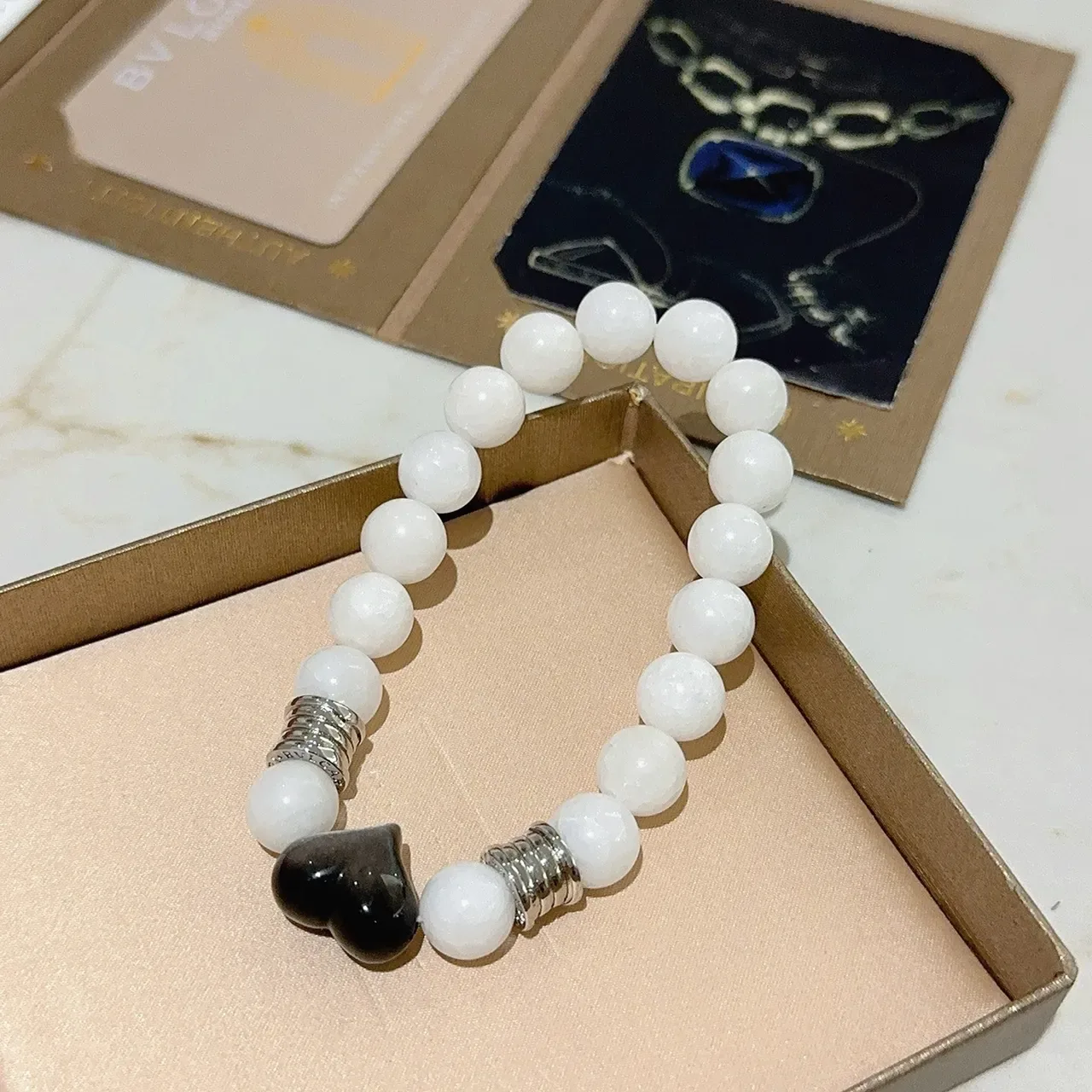 Bvlgari Bracelet Blanc Noir Pierres Facetées Cœur Centre 2