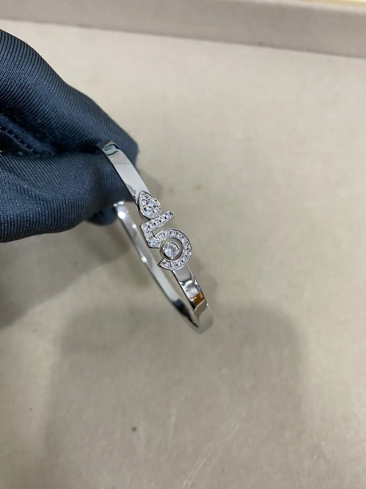 Cartier em ouro e prata Pavé-Diamond Numeral bracelete rígido 2