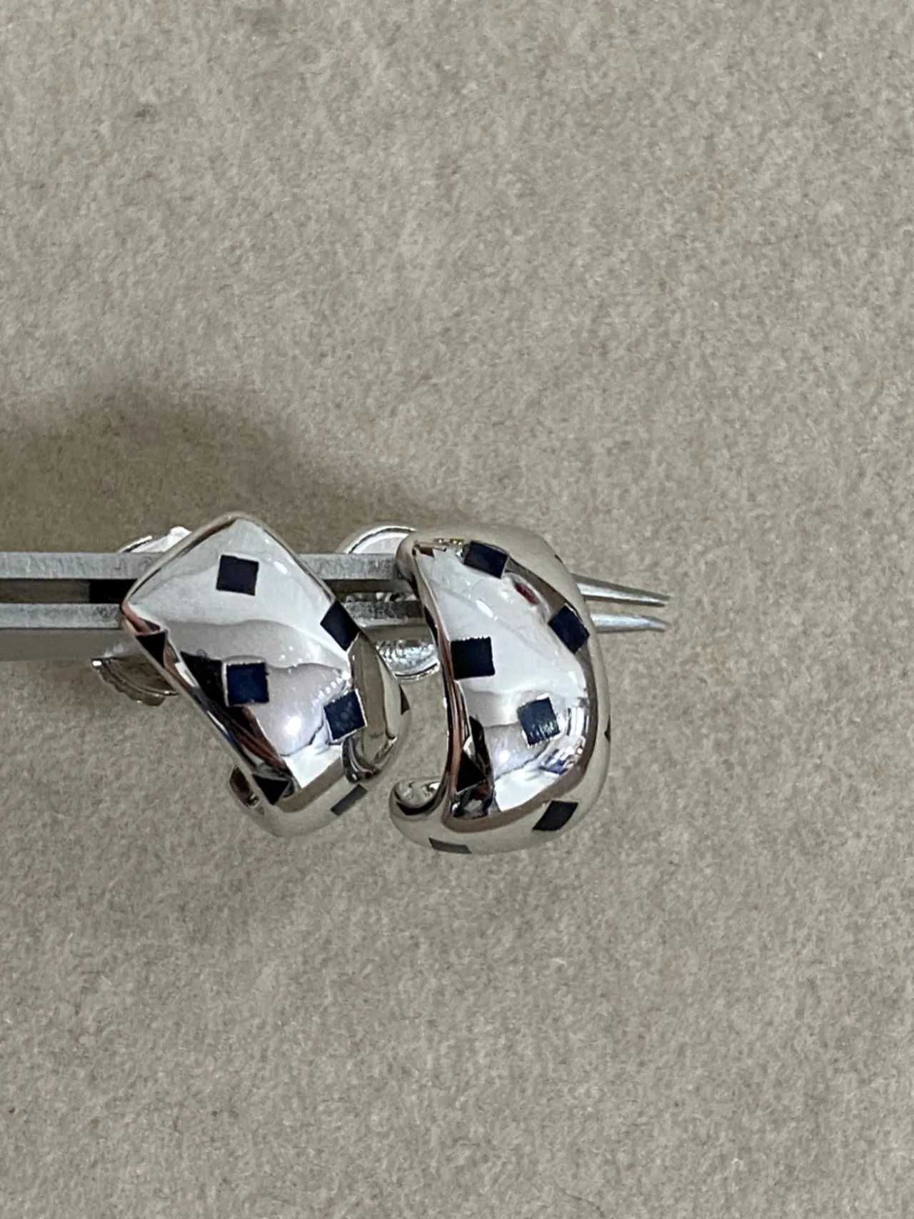 Boucles d'oreilles Cartier ton or et noir géométrique asymétrique 3