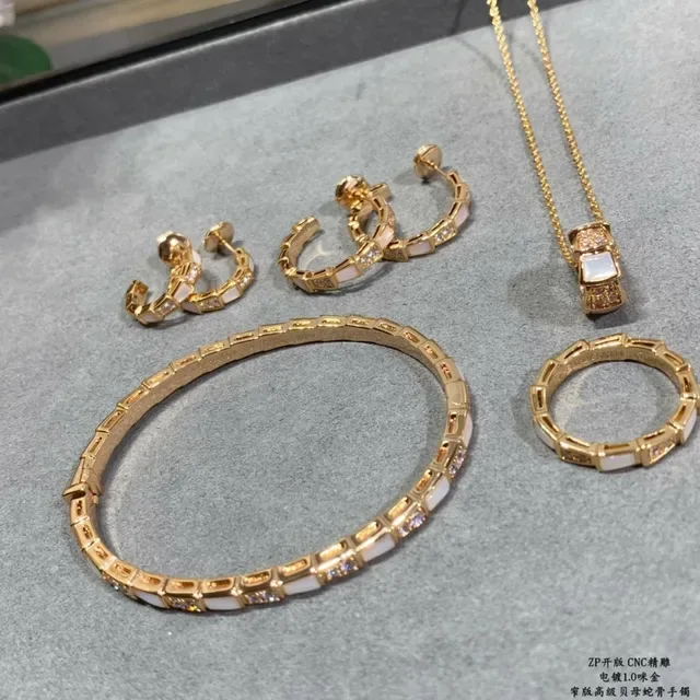 Cartier Bracelet Or Blanc Géométrique Alternant Pierre 4